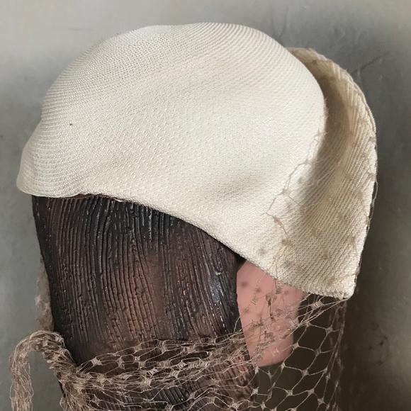 ELEGANT 1950s' CREAM COLOR STRAW ASYMMETRICAL TOQUE WITH BEADED APPLIQUÉS & VEIL - Picture 5 of 8